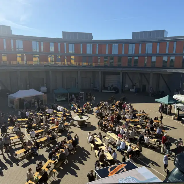 Deltag i mere end 40 arrangementer årligt